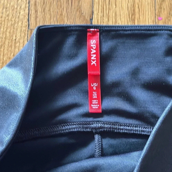 Spanx L faux leather leggings black shiny great pre owned condition 30” inseam - Picture 3 of 4